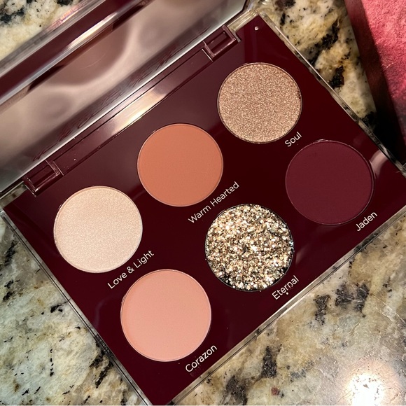 Dominique Cosmetics Other - Dominique Cosmetics Unconditional Palette